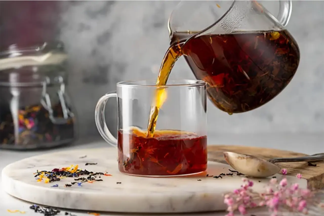 The Health Benefits of Combining Loose Leaf Tea and Bee-Based Products